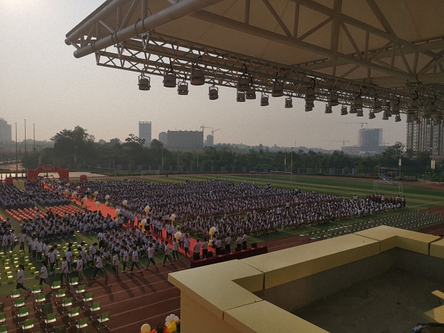 成都鷹皇科技承建眉山東辰國(guó)際學(xué)校體育場(chǎng)戶(hù)外燈光音響LED顯示屏工程項(xiàng)目竣工